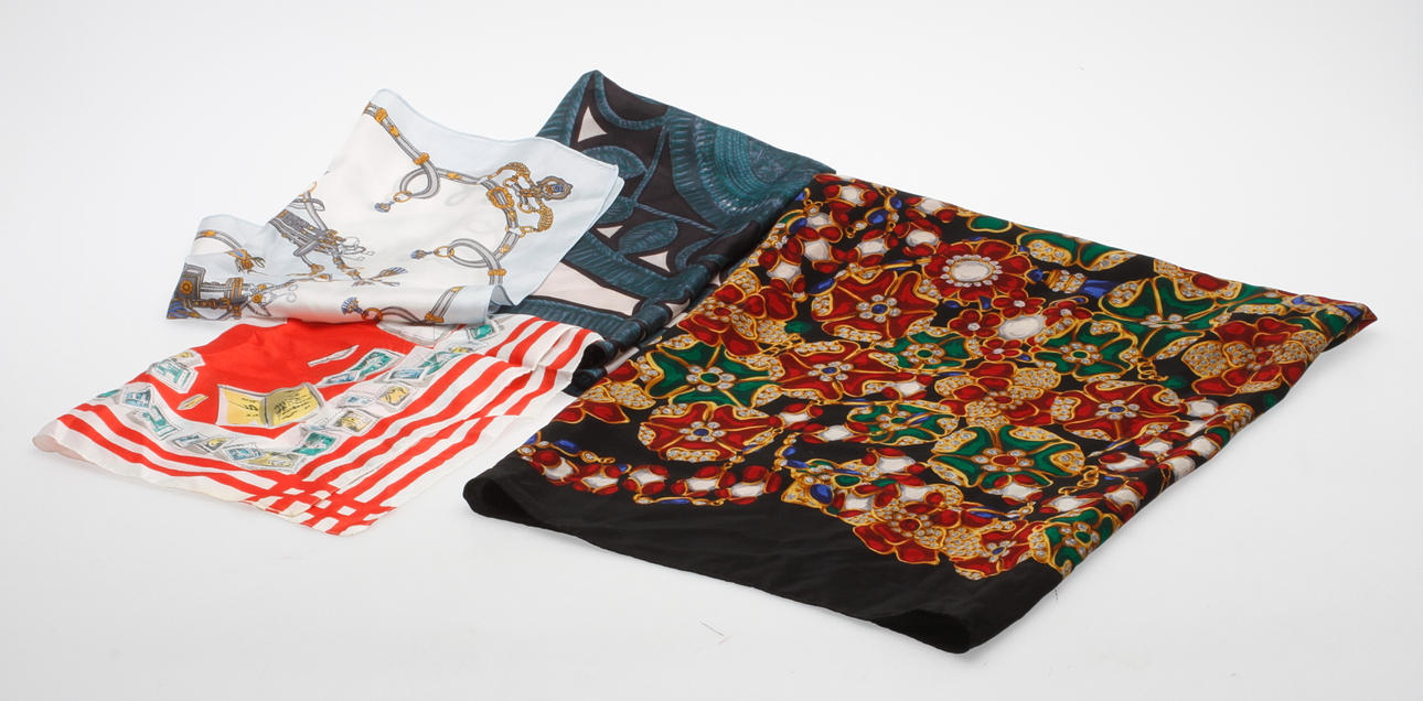 SCARFER, 4 st, bl.a. Chanel.