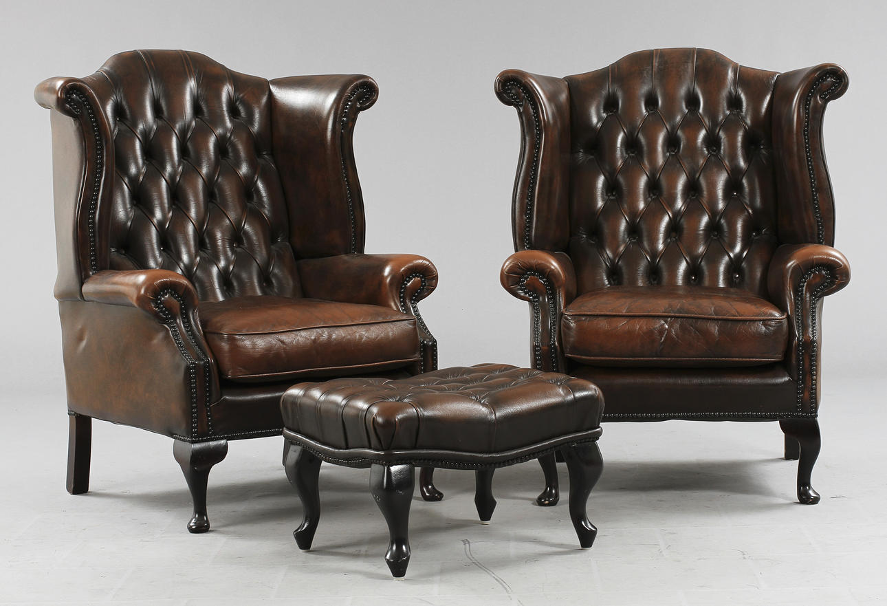 ÖRONLAPPSFÅTÖLJER, 2 st samt FOTPALL, Chesterfield-stil, 1900-talets slut.