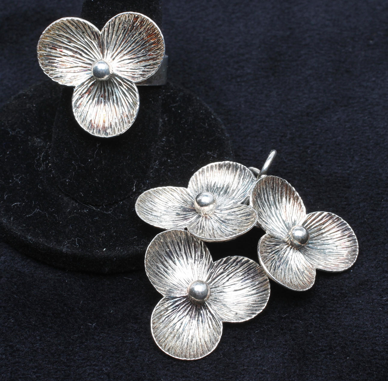 HÄNGE samt RING, silver, Elis Kauppi, Kaupittaan Kulta, Åbo, Finland.