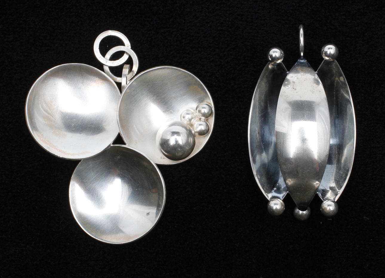 HÄNGEN, 2 st, silver, Elis Kauppi, Kaupittaan Kulta, Åbo, Finland.