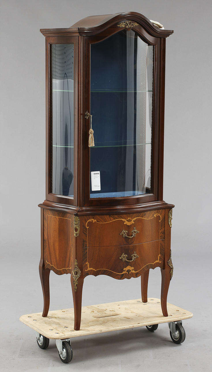 VITRINSKÅP, rokokostil, 1900-talets andra hälft.