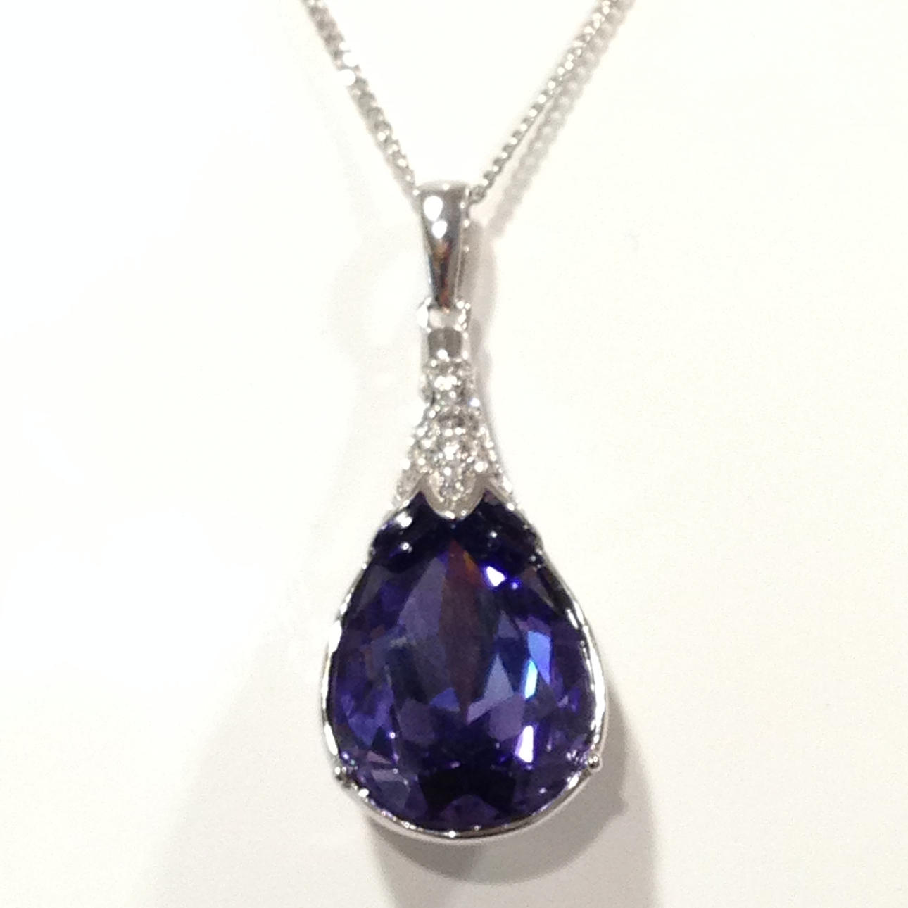 SWAROSKI STYLE NECKLACE.