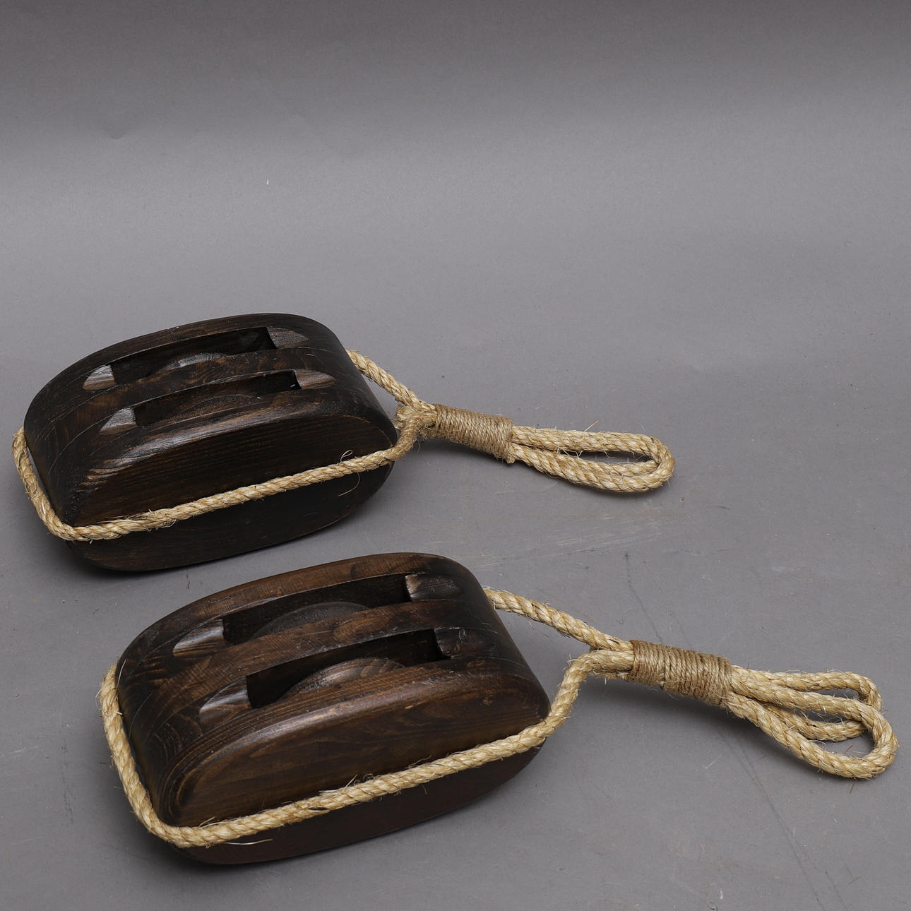 TALJA/BLOCK, ett par, trä och rep.