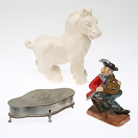 FIGURINES, 2 pcs, horse and fiddler and TENNIS CHEST. Ceramics ...