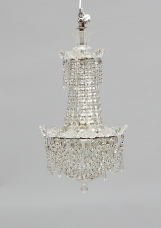 LJUSKRONA, med prismor, för en ljuspunkt. 1900-talets första hälft.