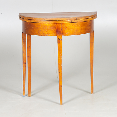 Bord Auctionet litet sidobord Jugend Trä Första halvan av 1900 talet