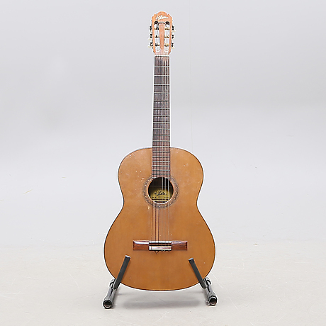 GITARR "Aria" 1900-tal. Övrigt - Musikinstrument - Auctionet