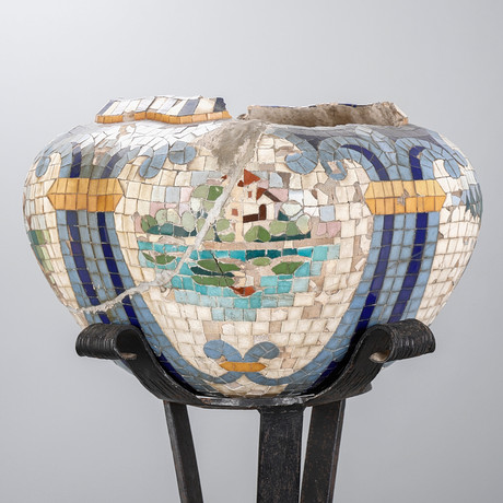 ATTRIBUTED TO LLUÍS BRU. Modernistisk planter i lergodsmosaik med