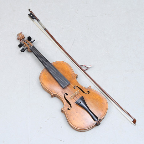 FIOL, med stråke, 1900-tal. Samlarföremål - Musikinstrument - Auctionet