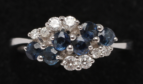 RING, 18k vitguld med 8 diamanter samt 6 safirer. Vikt 3,6g.