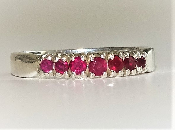 CEYLON RUBIN, ring med sju ädelstenar, set i 925 silver, i glänsande ...