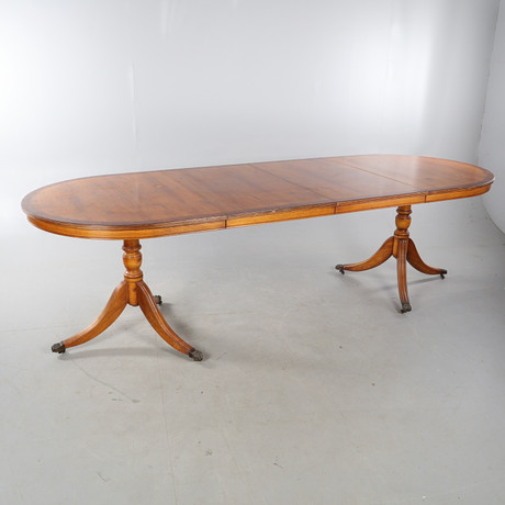 BORD, Engelsk stil, idegran,1900 talets senare del. Möbler SOFFBORD, idegran, 1900 tal. Möbler Bord Auctionet