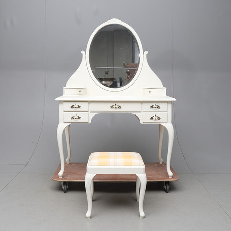 SMINKBORD MED TABURETT, rokokostil, 1900 talets början SMINKBORD, rokokostil, 1900 tal. Möbler Bord Auctionet
