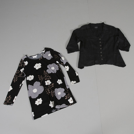 KLÄNNINGAR, 2 st, bomull, Marimekko, 1900 talets andra hälft KLÄNNINGAR, 2 st, bomull, Marimekko, 1900 talets andra hälft