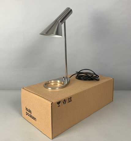 ARNE JACOBSEN. AJ MINI ROSTFRITT STÅL BORDSLAMPA.