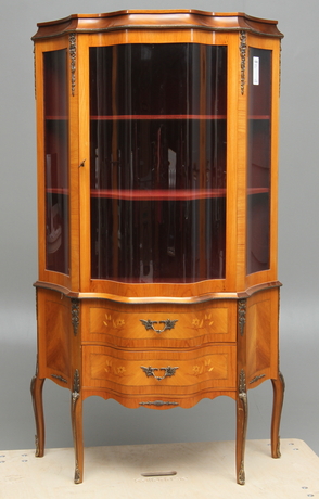 VITRINSKÅP, Louis XVI-stil, 1900-tal.