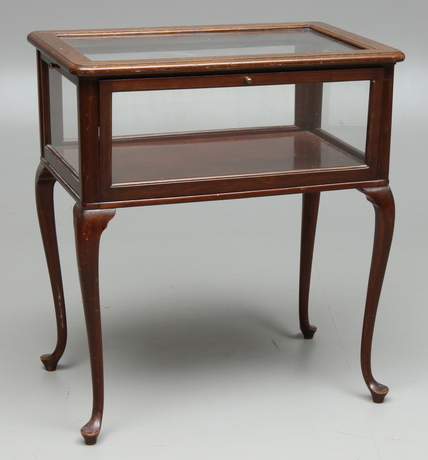 MONTERBORD, engelsk stil, 1900-tal.