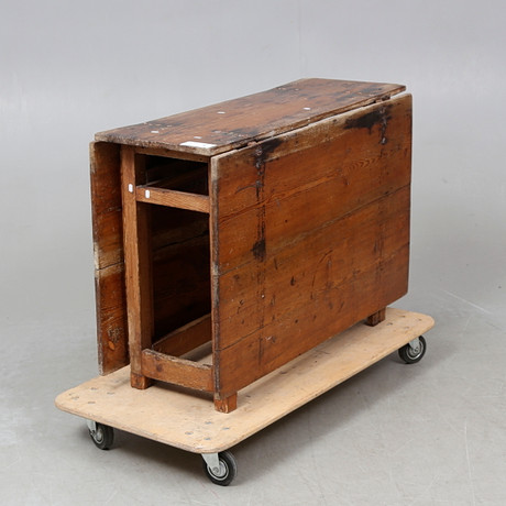 BATTLE TABLE, commoner, 19th century. Furniture - Tables - Auctionet