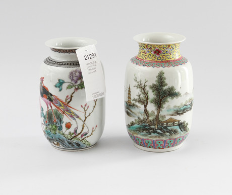 URNOR, 2 st, porslin, Kina, 1900-talets andra hälft.