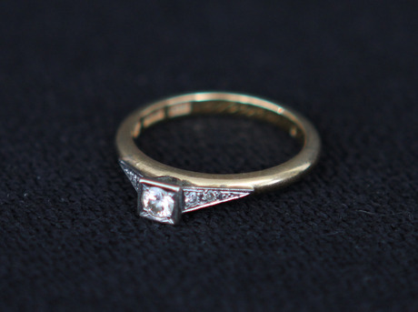 RING, 18k guld med 5 st diamanter. Totalt ca 0,10-0,15ct, 5,4 gram.
