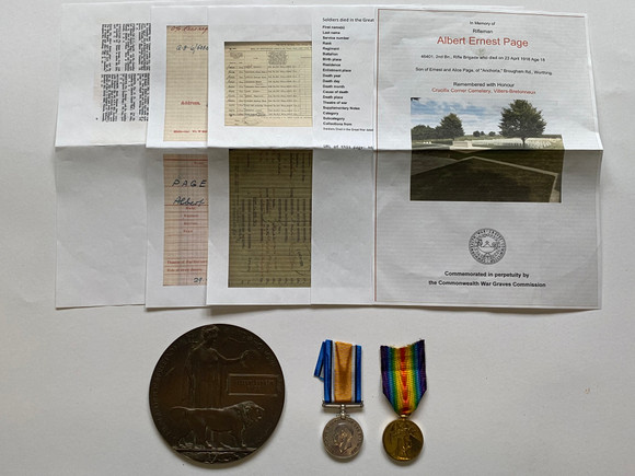 A FIRST WORLD WAR PAIR AND MEMORIAL PLAQUE TO THE RIFLE BRIGADE. Coins ...