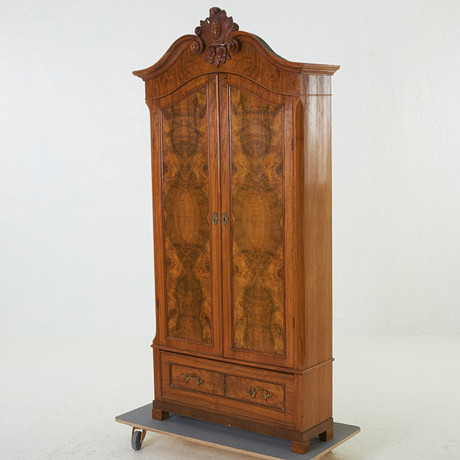 WARDROBE, late 19th century, neo-rococo, veneered in walnut and walnut ...