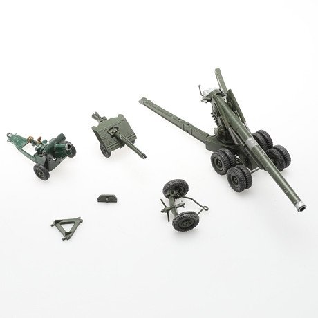 TRE BRITAINS FÄLTVAPEN. Leksaker - Leksaker - Auctionet