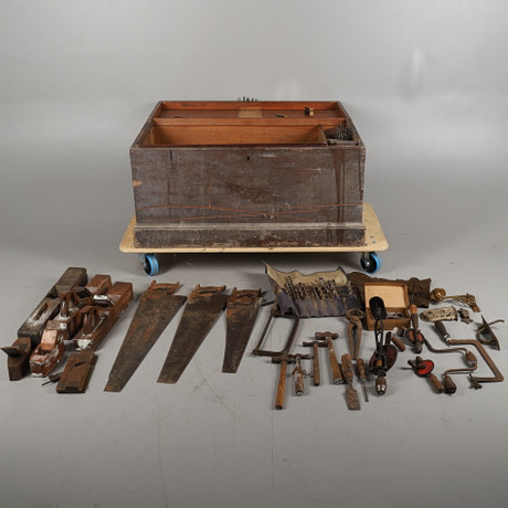 A LIFT TOP TOOL CHEST & CONTENTS. Furniture - Chests of drawers - Auctionet