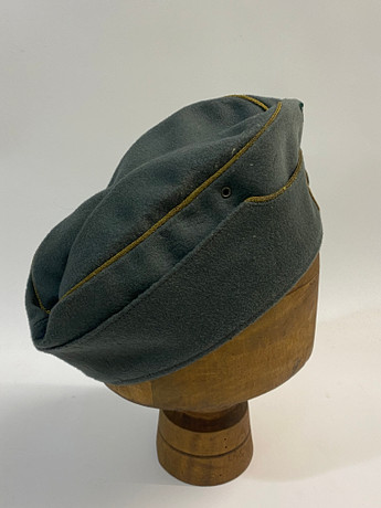 A SECOND WORLD WAR GERMAN ARMY OFFICER'S FORAGE CAP. Weapons ...
