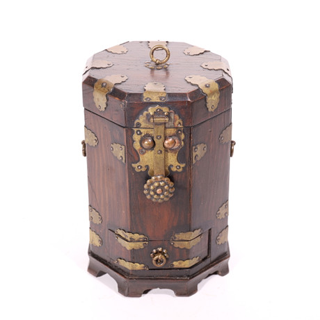 OCTAGONAL CHINESE BOX IN WOOD WITH FINISHES IN GOLDEN BRASS. Swedish ...