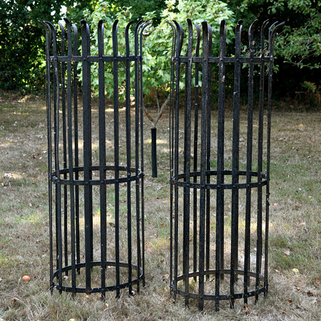 A PAIR OF WROUGHT IRON TREE GUARDS. Furniture - Garden - Auctionet