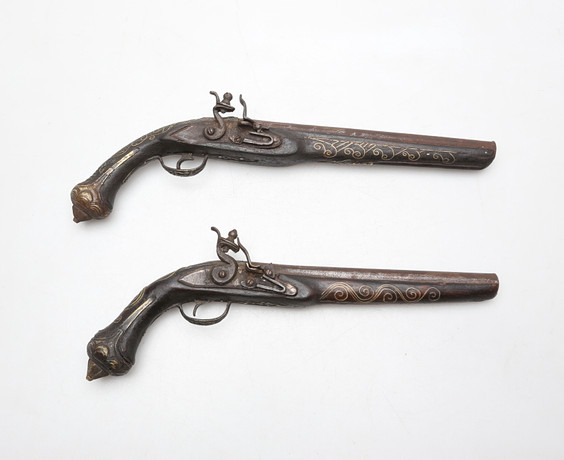 PISTOLER, 2 stk, lignende, med metaldetaljer, flintlåsmekanisme ...
