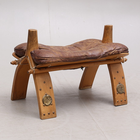 PALL/KAMELSADEL, trä/skinn, 1900-tal. Möbler - Övrigt - Auctionet