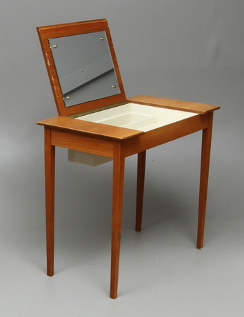 SMINKBORD, med infälld spegel, 1960-tal.