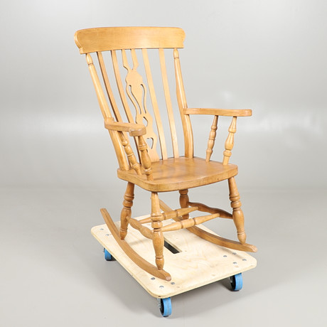 A PINE ROCKING CHAIR. Furniture - Armchairs & Chairs - Auctionet