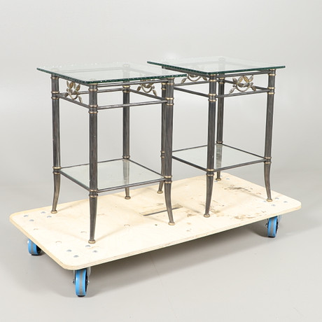 A PAIR OF MODERN GLASS TOP TABLES. Furniture - Tables - Auctionet