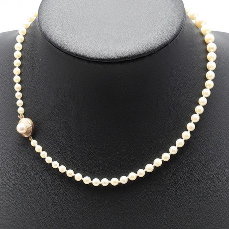 A STRING OF GRADUATED CULTURED PEARLS WITH GOLD CLASP. Jewellery ...
