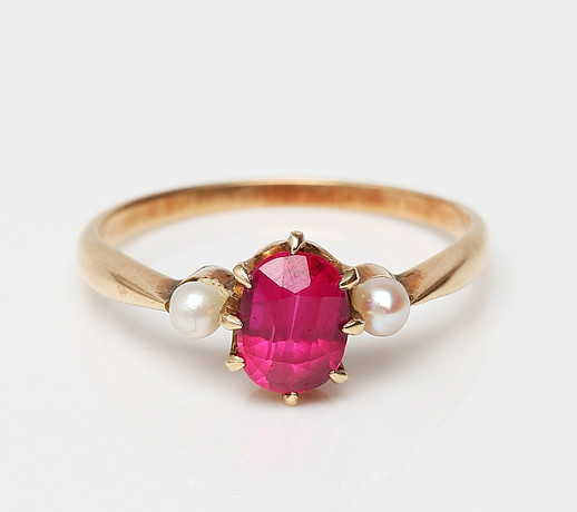 RING, 14k guld, syntetisk röd sten med odlade pärlor, 1900-tal. Smycken ...