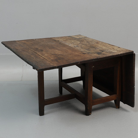 BATTLE TABLE, wood, 18th century. Furniture - Tables - Auctionet
