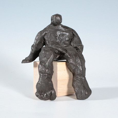 SONJA ZELTNER-MÜLLER. Her studio. 'Seated Nude', 2022, bronze sculpture
