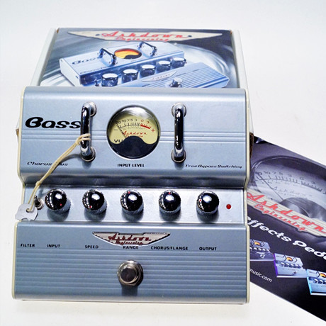 BASEFFEKTPEDAL, Ashdown. Samlarföremål - Musikinstrument - Auctionet