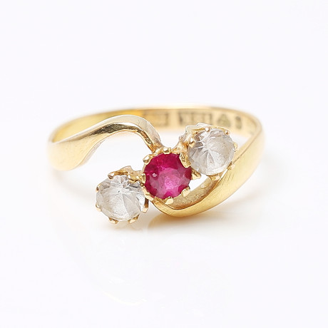 RING, guld 18K med röd samt vita stenar, Stockholm, 1961. Smycken ...