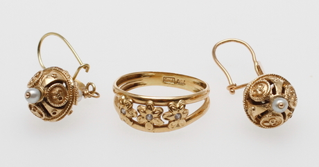 RING samt ÖRHÄNGEN, 3 delar, 18k guld, vikt ca 5,9 gram.