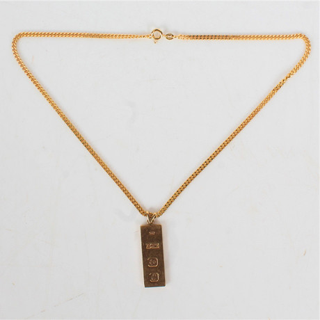 9 CARAT GOLD INGOT AND CHAIN. Jewellery & Gemstones - Necklace - Auctionet