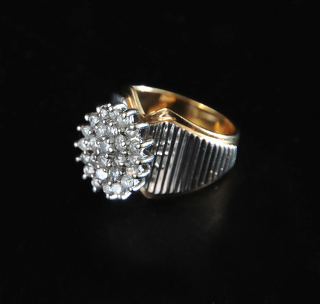 RING. 14k guld med diamanter, totalt ca 1.00ct, ca 11,1 gram.