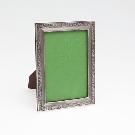 SILVER PHOTOGRAPH FRAME. Silver & Metals - Other metals - Auctionet
