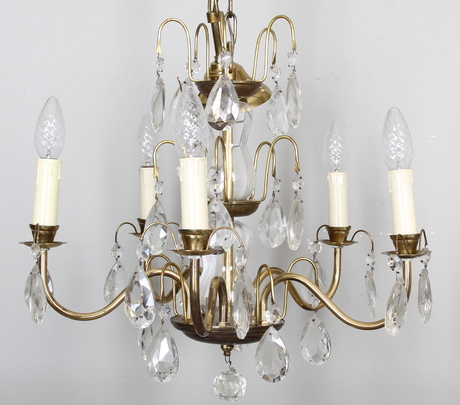 TAKLAMPA MED PRISMOR, 1900-tal, höjd utan kedja ca 45 cm.