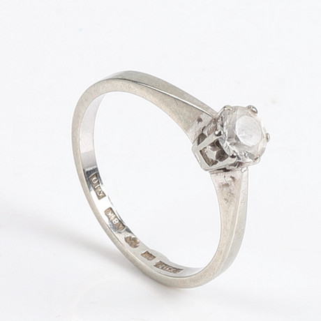 RING, 18K vitguld, vit sten. Smycken & Ädelstenar - Ringar - Auctionet