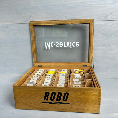 PARTI ROBO BOSCH RESERVDELAR med låda.