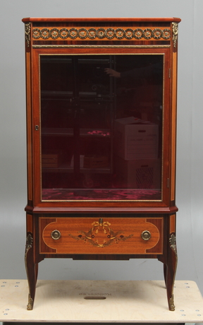 VITRINSKÅP, Louis XVI-stil, 1900-tal.